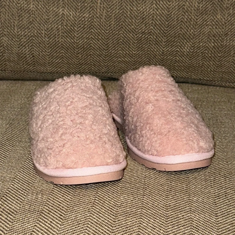 NWT CUPCAKES & CASHMERE KIDS Cozy Pink Slippers Shoes FAUX FUR UPPER (SIZE 3)